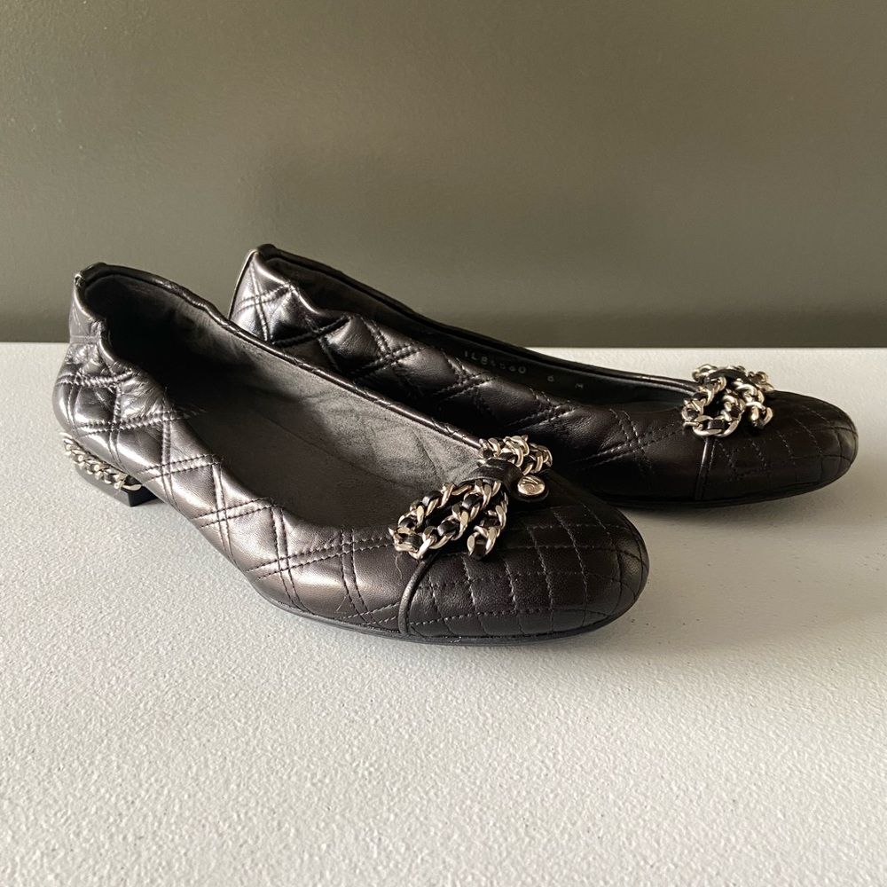 Stuart Weitzman Black Quilted Flats with Chain Detail - Size 6